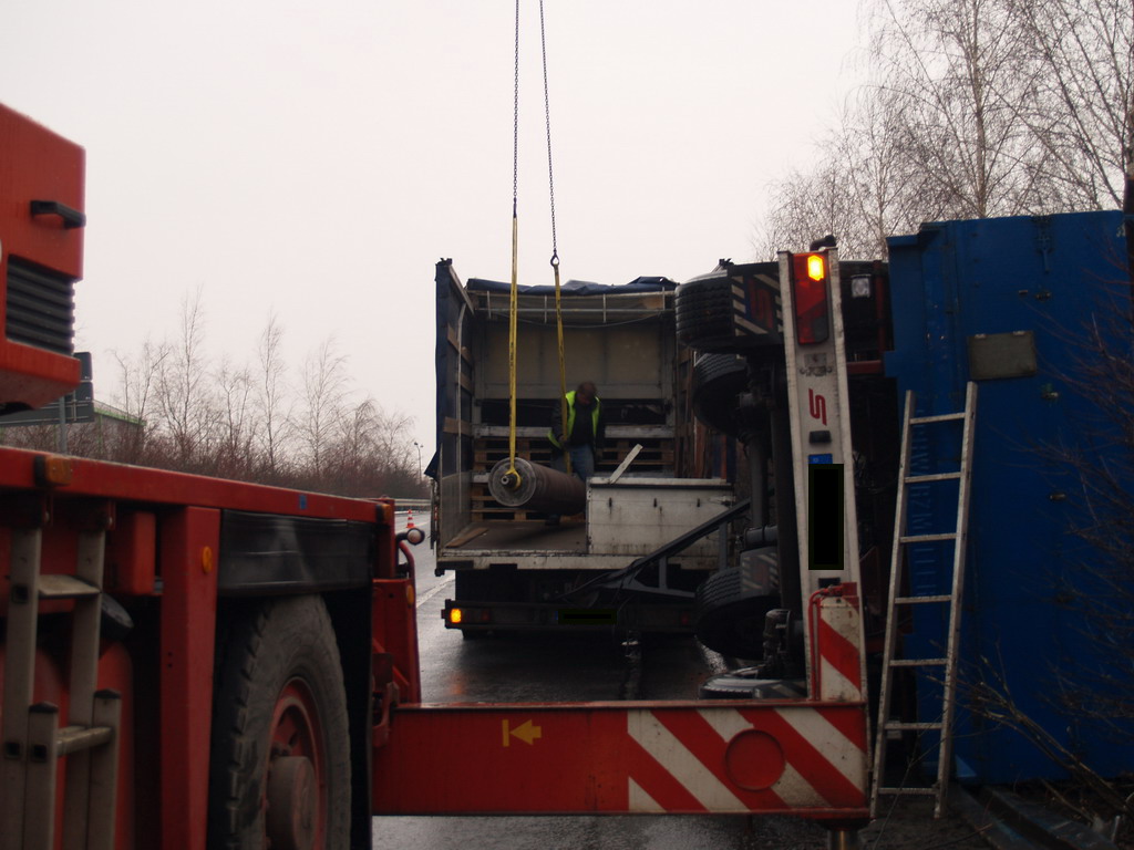 LKW Anhaenger umgekippt Koeln Niehl Geestemuenderstr Industriestr P48.JPG